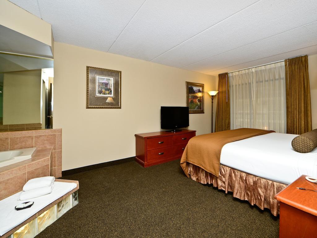 Ramada By Wyndham Plymouth Hotel & Conference Center Exterior photo