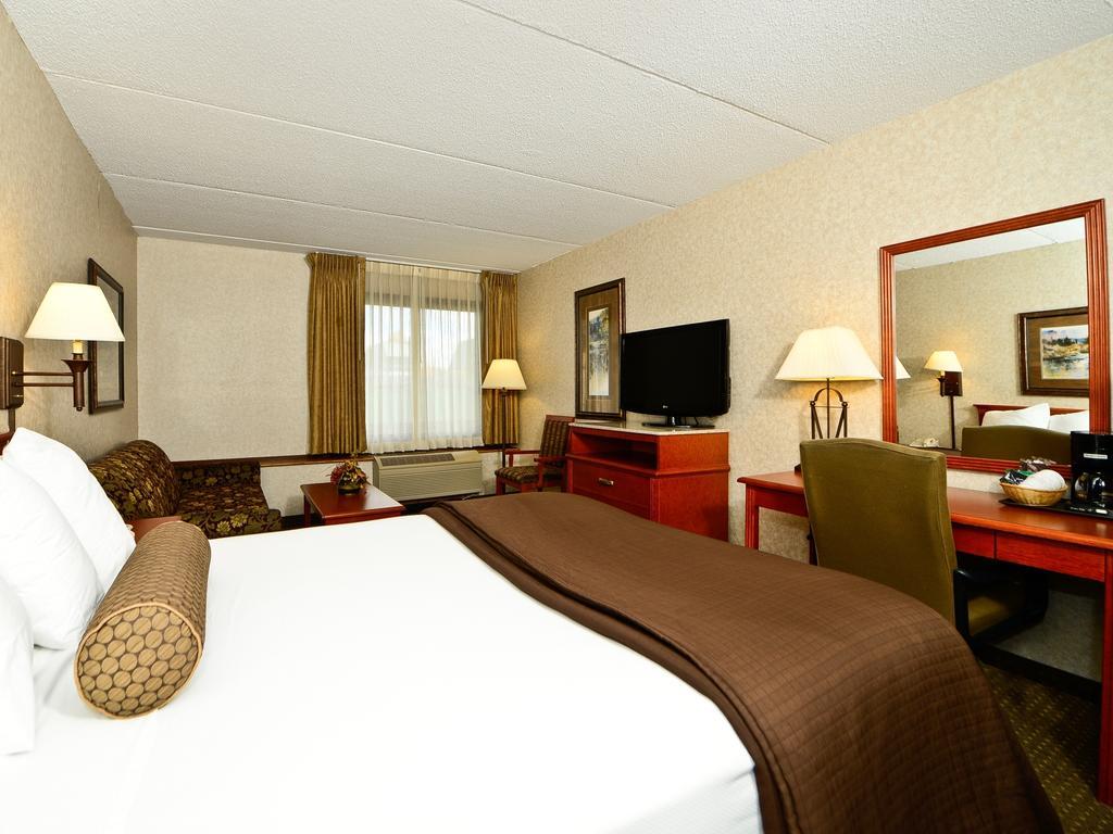 Ramada By Wyndham Plymouth Hotel & Conference Center Exterior photo