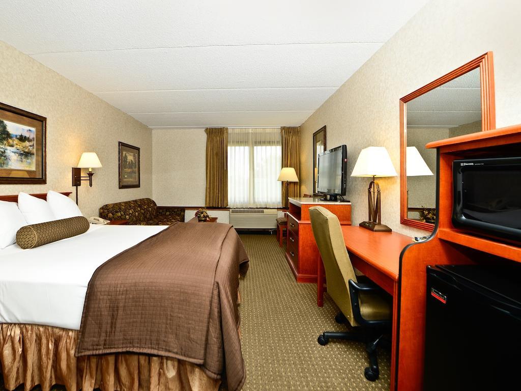 Ramada By Wyndham Plymouth Hotel & Conference Center Exterior photo