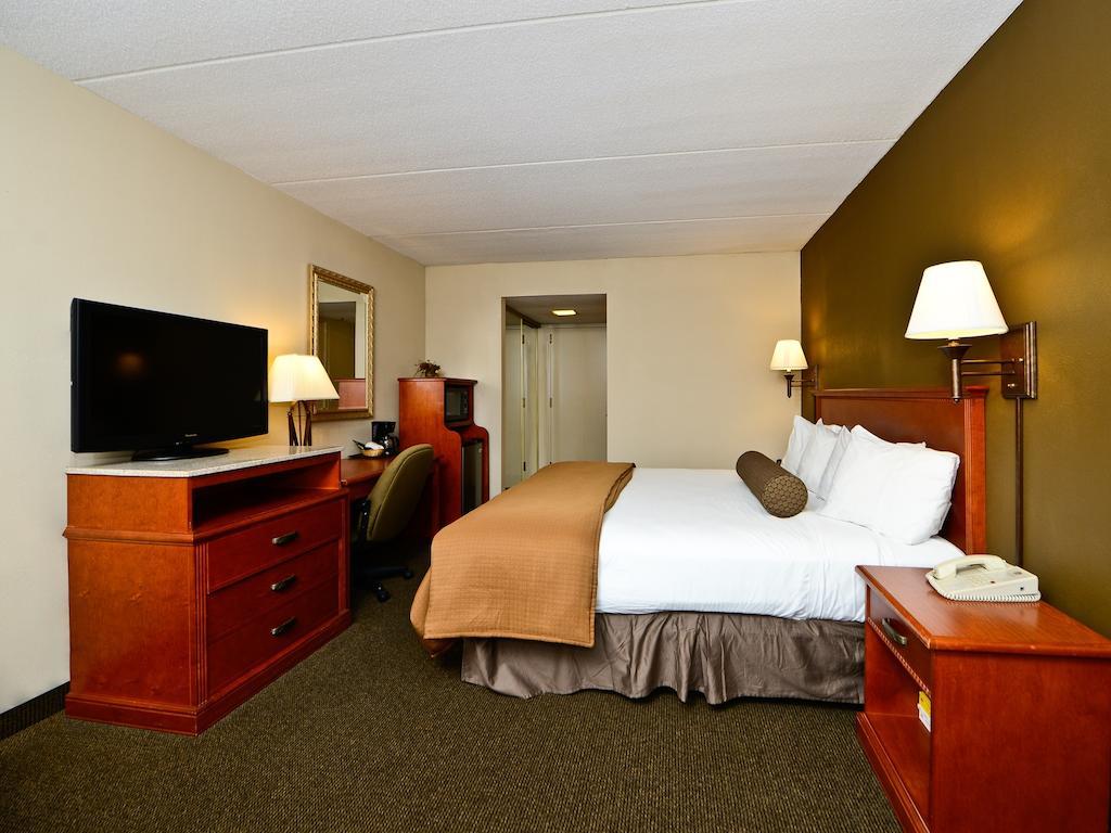 Ramada By Wyndham Plymouth Hotel & Conference Center Exterior photo