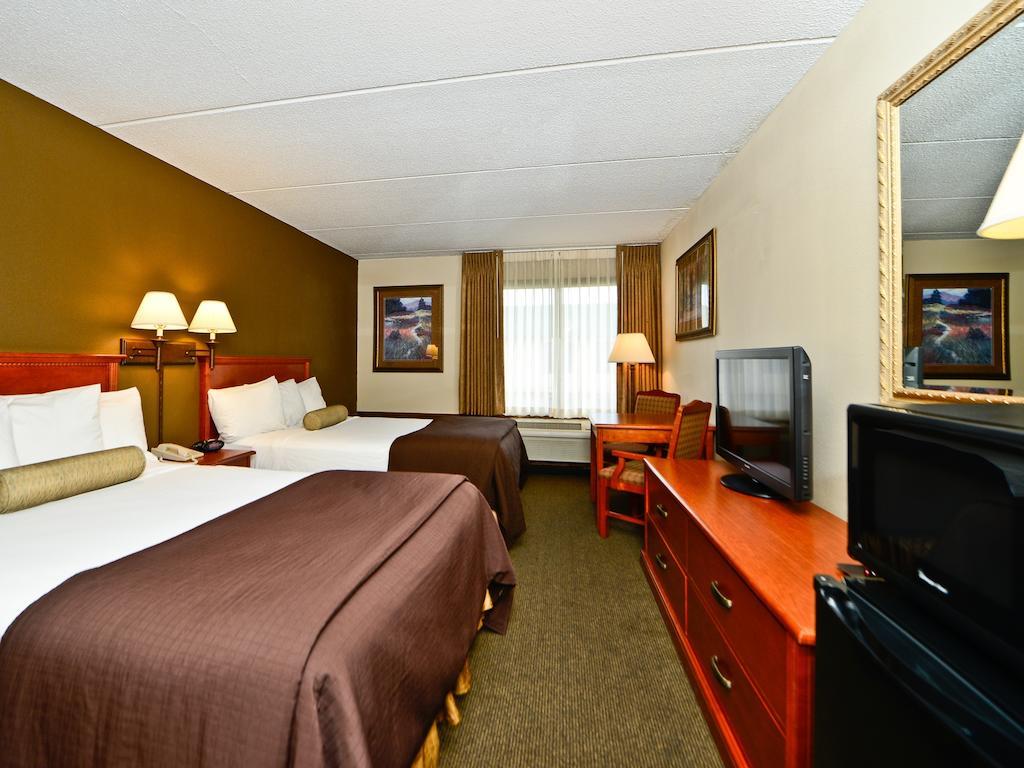 Ramada By Wyndham Plymouth Hotel & Conference Center Exterior photo