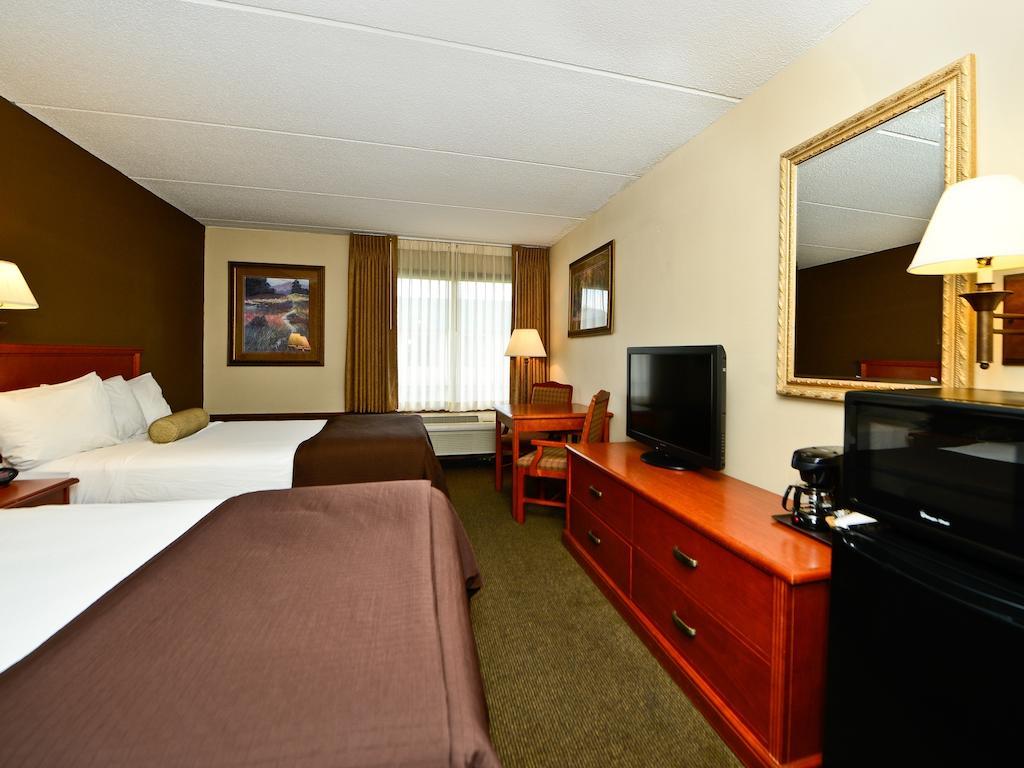 Ramada By Wyndham Plymouth Hotel & Conference Center Exterior photo