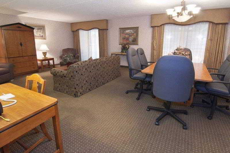 Ramada By Wyndham Plymouth Hotel & Conference Center Room photo
