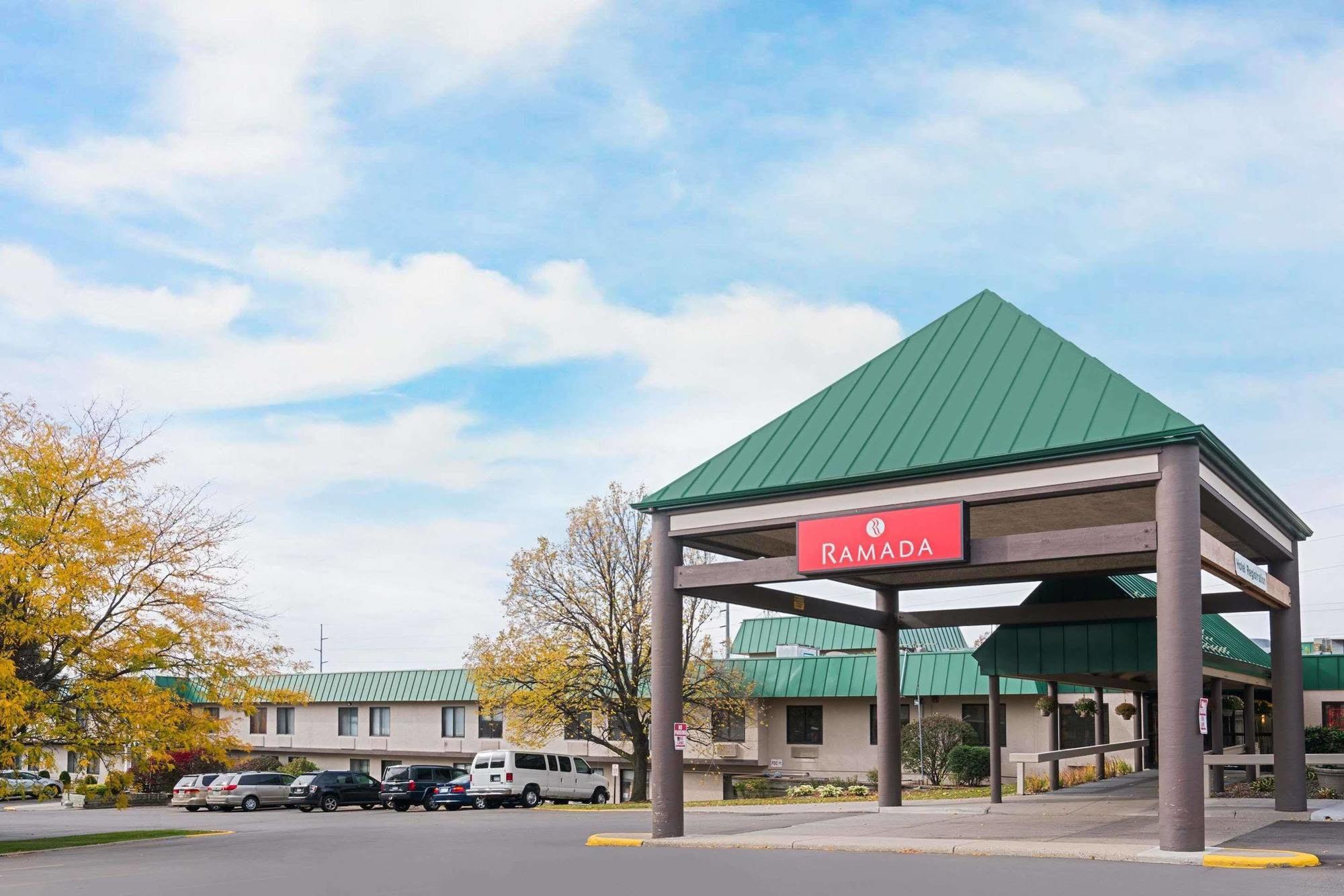 Ramada By Wyndham Plymouth Hotel & Conference Center Exterior photo