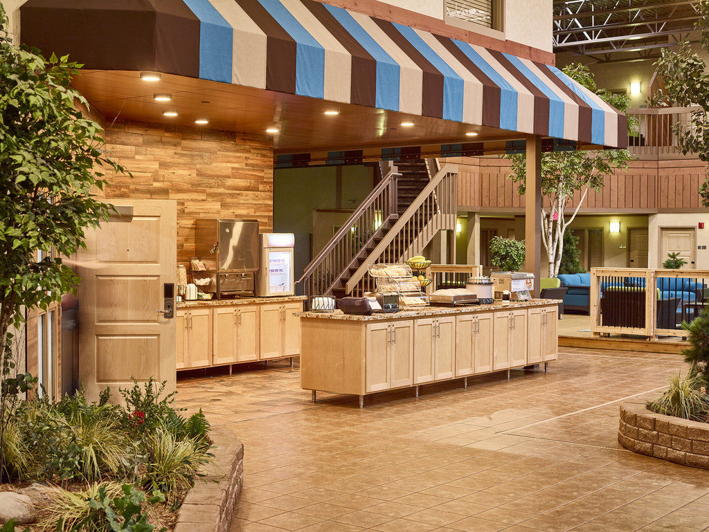 Ramada By Wyndham Plymouth Hotel & Conference Center Exterior photo