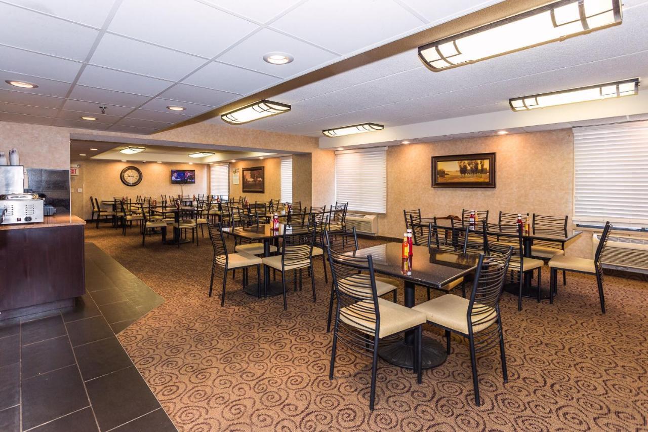 Ramada By Wyndham Plymouth Hotel & Conference Center Exterior photo
