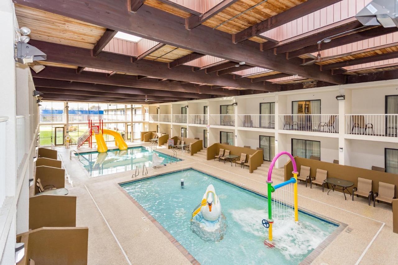 Ramada By Wyndham Plymouth Hotel & Conference Center Exterior photo