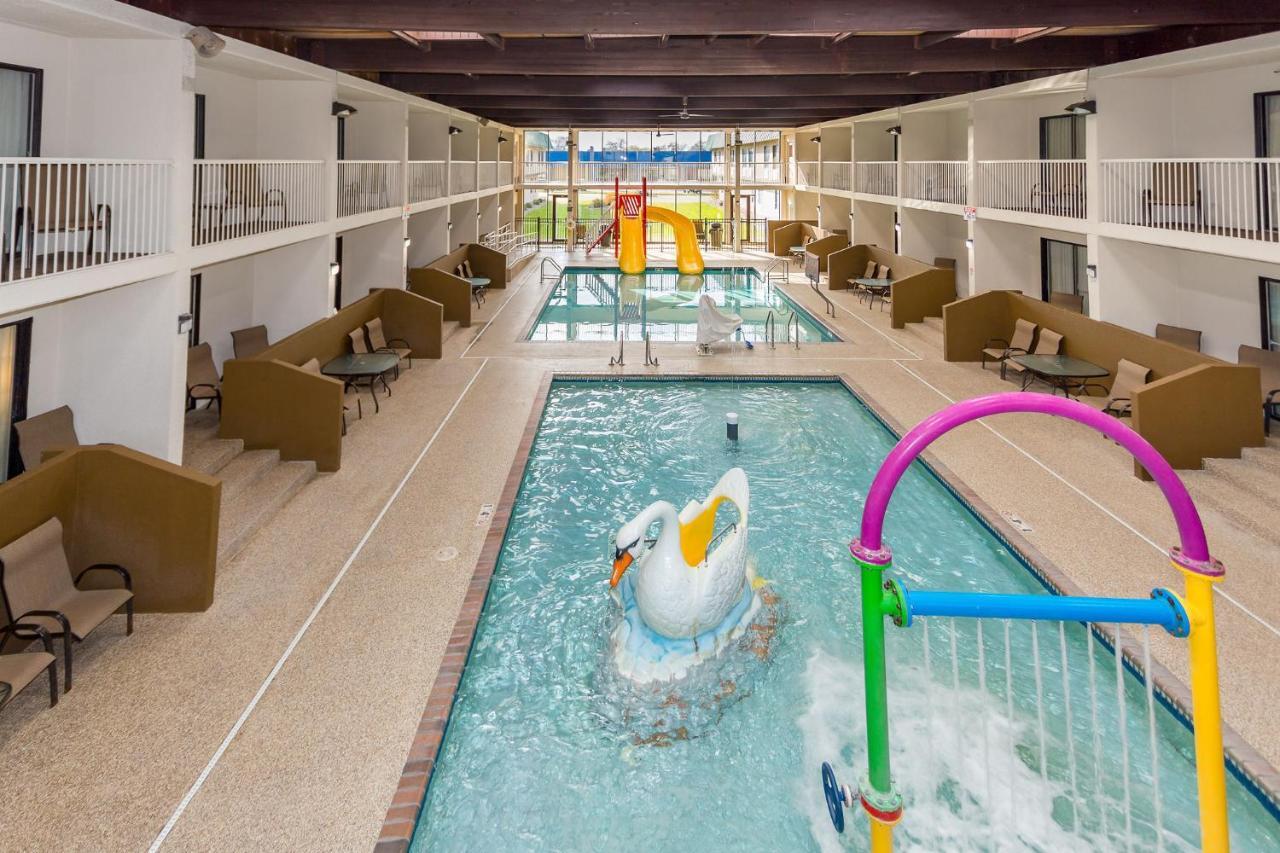 Ramada By Wyndham Plymouth Hotel & Conference Center Exterior photo