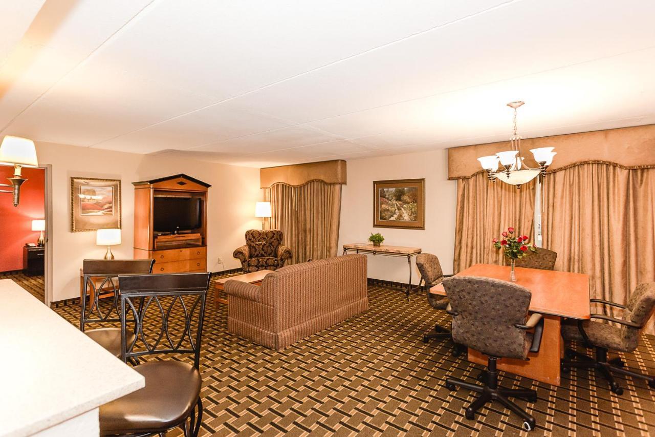 Ramada By Wyndham Plymouth Hotel & Conference Center Exterior photo